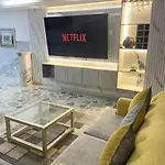 Spacious Apt With Jacuzzi & Balcony Near The Beach