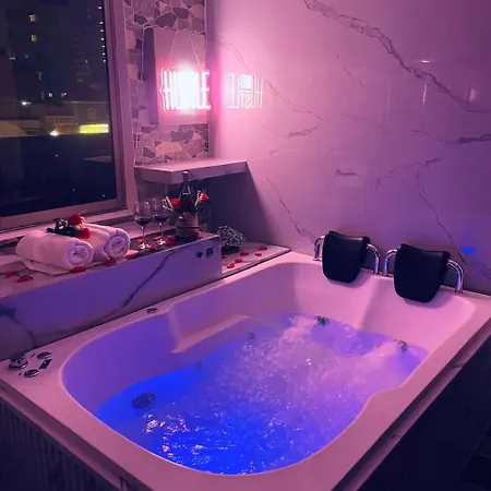 Spacious With Jacuzzi & Balcony Near The *